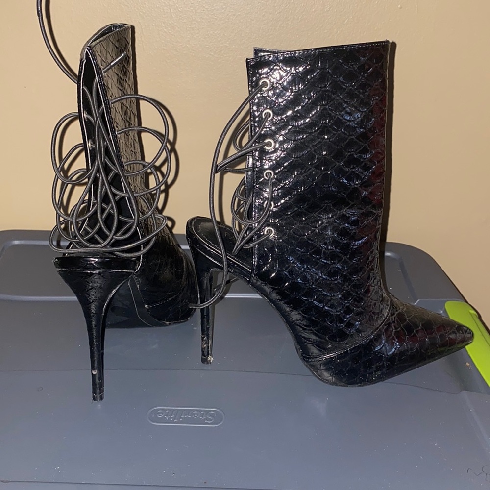 Super cute lace up boots.